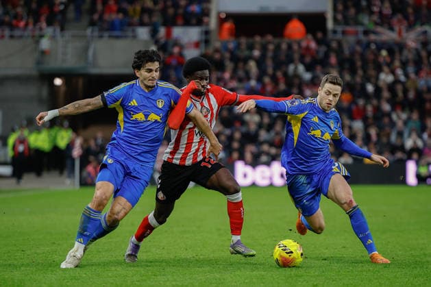 Sunderland v Leeds United, Premier League Eliezer Mayenda of Sunderland tussles with Gabriel Gudmundsson and Pascal Struijk of Leeds United during the Premier League match between Sunderland and Leeds United at the Stadium Of Light, Sunderland, UK on 28 December 2025. Sunderland Stadium Of Light Tyne and Wear UK Editorial use only DataCo restrictions apply See www.football-dataco.com , Copyright: xCraigxCowanx PSI-23476-0109