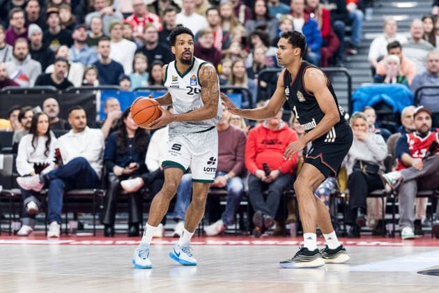 easyCredit Basketball Bundesliga: FC Bayern München - Vet-Concept Gladiators Trier; 28.12.2025 Urald King (Vet-Concept Gladiators Trier, 20) am Ball, Oscar da Silva (FC Bayern München, 1) easyCredit Basketball Bundesliga: FC Bayern München - Vet-Concept Gladiators Trier, München, SAP Garden am 28.12.2025 Copyright: xBEAUTIFULxSPORTS Wunderlx