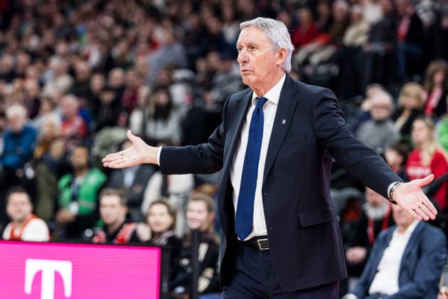 easyCredit Basketball Bundesliga: FC Bayern München - Vet-Concept Gladiators Trier; 28.12.2025 Svetislav Pesic (Headcoach FC Bayern München) gestikuliert Richtung Refs easyCredit Basketball Bundesliga: FC Bayern München - Vet-Concept Gladiators Trier, München, SAP Garden am 28.12.2025 Copyright: xBEAUTIFULxSPORTS Wunderlx