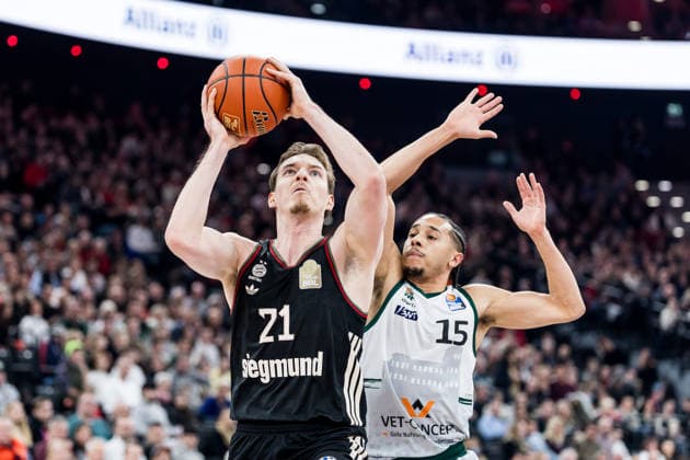 easyCredit Basketball Bundesliga: FC Bayern München - Vet-Concept Gladiators Trier; 28.12.2025 Justus Hollatz (FC Bayern München, 21) am Ball, Jordan Roland (Vet-Concept Gladiators Trier, 15) easyCredit Basketball Bundesliga: FC Bayern München - Vet-Concept Gladiators Trier, München, SAP Garden am 28.12.2025 Copyright: xBEAUTIFULxSPORTS Wunderlx