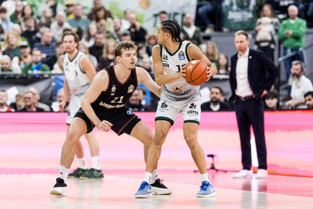 easyCredit Basketball Bundesliga: FC Bayern München - Vet-Concept Gladiators Trier; 28.12.2025 Justus Hollatz (FC Bayern München, 21), Jordan Roland (Vet-Concept Gladiators Trier, 15) am Ball easyCredit Basketball Bundesliga: FC Bayern München - Vet-Concept Gladiators Trier, München, SAP Garden am 28.12.2025 Copyright: xBEAUTIFULxSPORTS Wunderlx