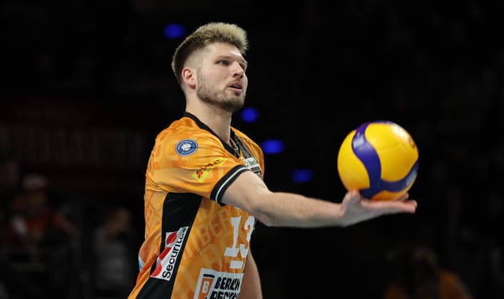 Ruben Schott am Ball Aktion Oberkörper Volleyball Bundesliga Herren Saison 2025 2026 28.12.2025 BR Volleys Berlin BRV vs WWK Volleys Herrsching