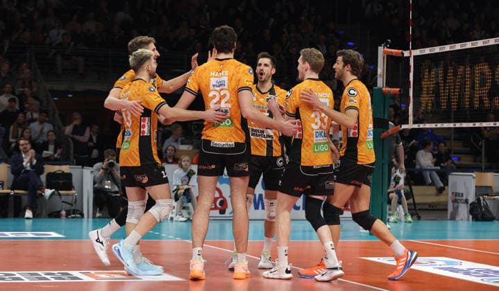 BR Volleys Mannschaft jubelt Freude Emotion Jubel Volleyball Bundesliga Herren Saison 2025 2026 28.12.2025 BR Volleys Berlin BRV vs WWK Volleys Herrsching