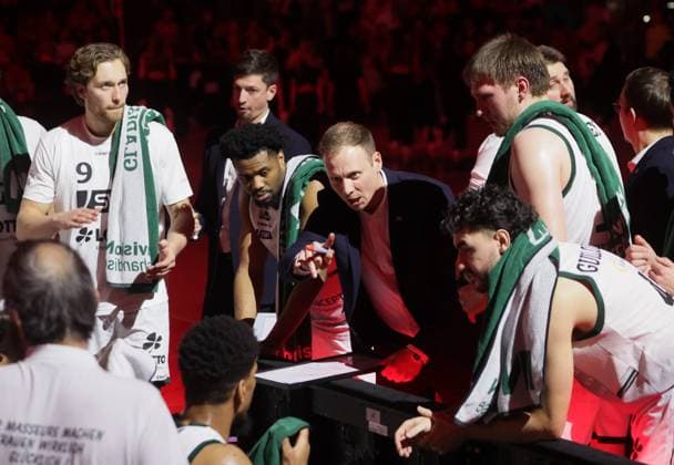 Triers Trainer Jaques SCHNEIDER und Spieler. Basketball: Bayern - Trier. Bundesliga, FC Bayern Basketball - VET-CONCEPT Gladiators Trier, 11.Spieltag, Saison 2025-2026, 28.12.2025, in Muenchen, S A P G A R D E N, Deutschland. Quelle Copyright Credit : Oryk HAIST