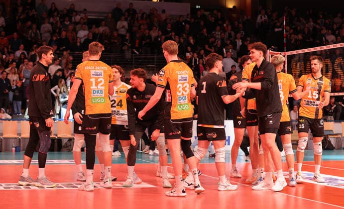 BR Volleys Mannschaft jubelt nach Spielende Freude Emotion Jubel Volleyball Bundesliga Herren Saison 2025 2026 28.12.2025 BR Volleys Berlin BRV vs WWK Volleys Herrsching