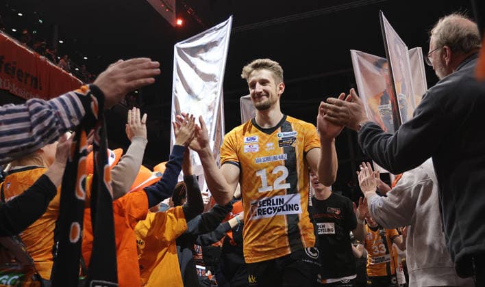 Florian Krage Brewitz, BR Volleys Mannschaft jubelt Freude Emotion Jubel Volleyball Bundesliga Herren Saison 2025 2026 28.12.2025 BR Volleys Berlin BRV vs WWK Volleys Herrsching