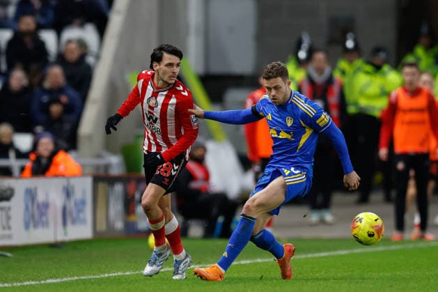 Sunderland v Leeds United, Premier League Gabriel Gudmundsson of Leeds United attempts to cut out, Freisteller a pass from Enzo Le FÃ e of Sunderland during the Premier League match between Sunderland and Leeds United at the Stadium Of Light, Sunderland, UK on 28 December 2025. Sunderland Stadium Of Light Tyne and Wear UK Editorial use only DataCo restrictions apply See www.football-dataco.com , Copyright: xCraigxCowanx PSI-23476-0143