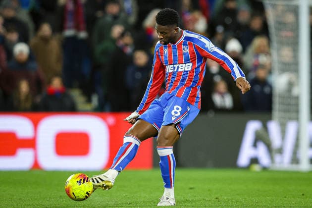 28th December 2025; Selhurst Park, Selhurst, London, England; Premier League Football, Crystal Palace versus Tottenham Hotspur; Jefferson Lerma of Crystal Palace passes the ball  IanxStephen