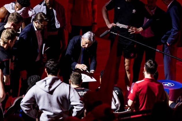 easyCredit Basketball Bundesliga: FC Bayern München - Vet-Concept Gladiators Trier; 28.12.2025 Svetislav Pesic (Headcoach FC Bayern München) im Time Out umringt von seiner Mannschaft, coacht, mit Taktikboard easyCredit Basketball Bundesliga: FC Bayern München - Vet-Concept Gladiators Trier, München, SAP Garden am 28.12.2025 Copyright: xBEAUTIFULxSPORTS Wunderlx