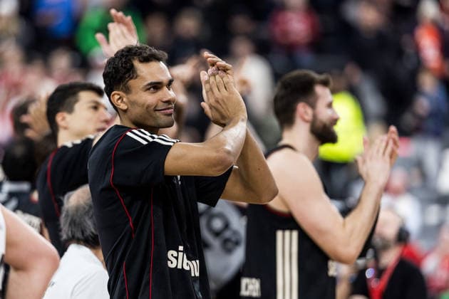 easyCredit Basketball Bundesliga: FC Bayern München - Vet-Concept Gladiators Trier; 28.12.2025 Oscar da Silva (FC Bayern München, 1) applaudiert nach dem Sieg Richtung Fans easyCredit Basketball Bundesliga: FC Bayern München - Vet-Concept Gladiators Trier, München, SAP Garden am 28.12.2025 Copyright: xBEAUTIFULxSPORTS Wunderlx