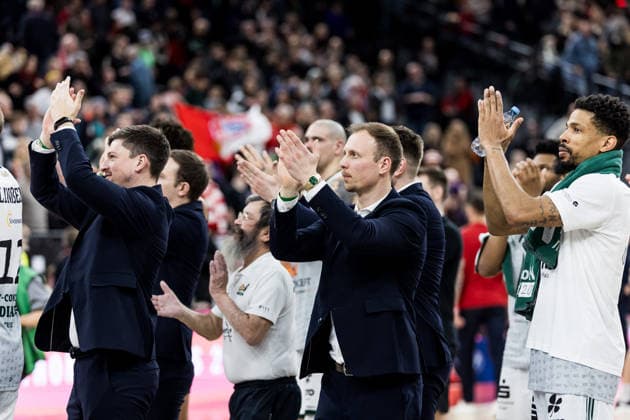 easyCredit Basketball Bundesliga: FC Bayern München - Vet-Concept Gladiators Trier; 28.12.2025 Jacques Schneider (Trainer Vet-Concept Gladiators Trier) applaudiert Richtung Fans easyCredit Basketball Bundesliga: FC Bayern München - Vet-Concept Gladiators Trier, München, SAP Garden am 28.12.2025 Copyright: xBEAUTIFULxSPORTS Wunderlx
