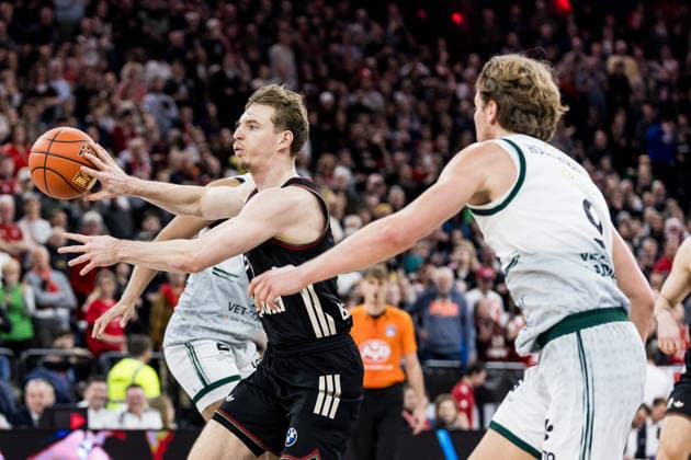 easyCredit Basketball Bundesliga: FC Bayern München - Vet-Concept Gladiators Trier; 28.12.2025 Justus Hollatz (FC Bayern München, 21) am Ball easyCredit Basketball Bundesliga: FC Bayern München - Vet-Concept Gladiators Trier, München, SAP Garden am 28.12.2025 Copyright: xBEAUTIFULxSPORTS Wunderlx