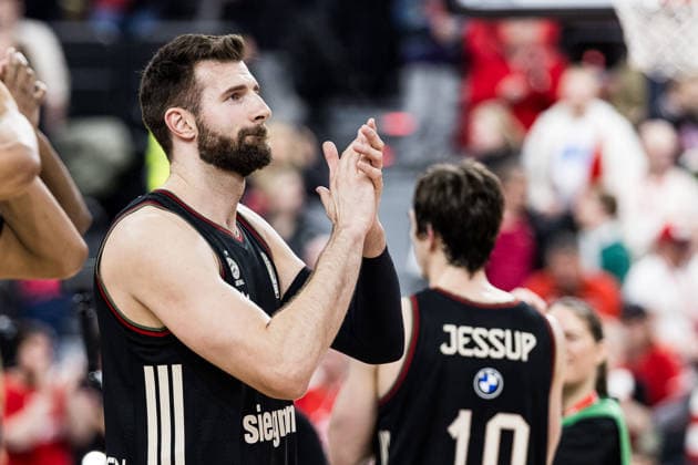 easyCredit Basketball Bundesliga: FC Bayern München - Vet-Concept Gladiators Trier; 28.12.2025 Leon Kratzer (FC Bayern München, 8) applaudiert nach dem Sieg Richtung Fans easyCredit Basketball Bundesliga: FC Bayern München - Vet-Concept Gladiators Trier, München, SAP Garden am 28.12.2025 Copyright: xBEAUTIFULxSPORTS Wunderlx