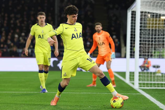 28th December 2025; Selhurst Park, Selhurst, London, England; Premier League Football, Crystal Palace versus Tottenham Hotspur; Archie Gray of Tottenham Hotspur on the ball  IanxStephen