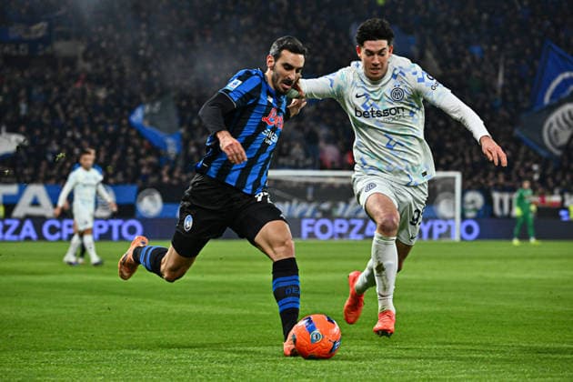 December 28, 2025, Bergamo, Lombardia: Atalanta s Davide Zappacosta and Inter™s Alessandro Bastoni during the Italian Serie A soccer match Atalanta BC vs FC Internazionale at the New Balance Arena in Bergamo, Italy, 28 december 2025..ANSA MICHELE MARAVIGLIA. Soccer: Serie A; Atalanta-Inter  - ZUMAa110 20251228_zaf_a110_055 Copyright: xMichelexMaravigliax