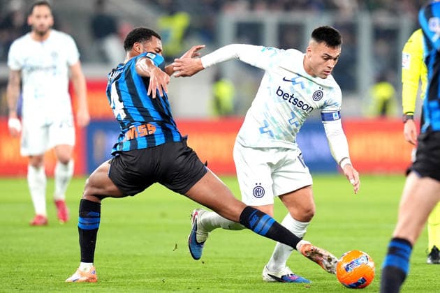 Atalanta s Isak Hien fights for the ball with Inter Milan™s Lautaro Martinez during the Serie A soccer match between Atalanta and Inter at the New Balance Stadium in Bergamo , north Italy - Sunday , December 28 , 2025. - Soccer .  Copyright: xSpada LaPressex