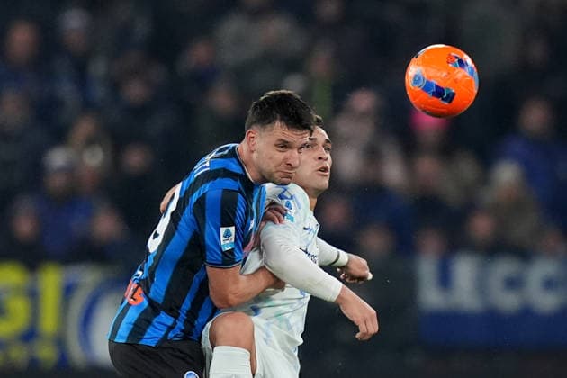 Atalanta™s Berat Djimsiti fights for the ball with Inter Milan™s Lautaro Martinez during the Serie A soccer match between Atalanta and Inter at the New Balance Stadium in Bergamo , north Italy - Sunday , December 28 , 2025. - Soccer .  Copyright: xSpada LaPressex