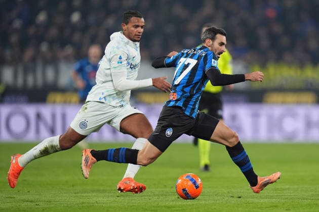 Atalanta™s Davide Zappacosta fights for the ball with Inter Milan s Manuel Akanji during the Serie A soccer match between Atalanta and Inter at the New Balance Stadium in Bergamo , north Italy - Sunday , December 28 , 2025. - Soccer .  Copyright: xSpada LaPressex