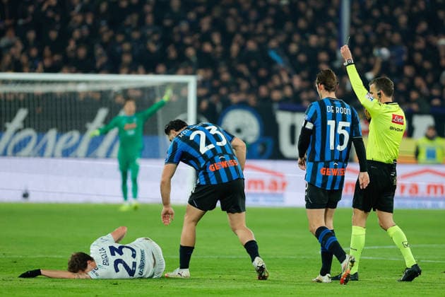 referee Federico La Penna issues a yellow card to Sead Kolasinac of Atalanta BC during the match of 17th day of the Serie A Championship between Atalanta BC - FC Inter at the New Balance Stadium on 28 December 2025 in Bergamo, BG. during Atalanta BC vs Inter - FC Internazionale, Italian soccer Serie A match in Bergamo, Italy, December 28 2025  Copyright: xEmanuelexPennacchio IPAxSportx xipa-agency.netx xx IPA_69525608 IPA_Agency_IPA69525608