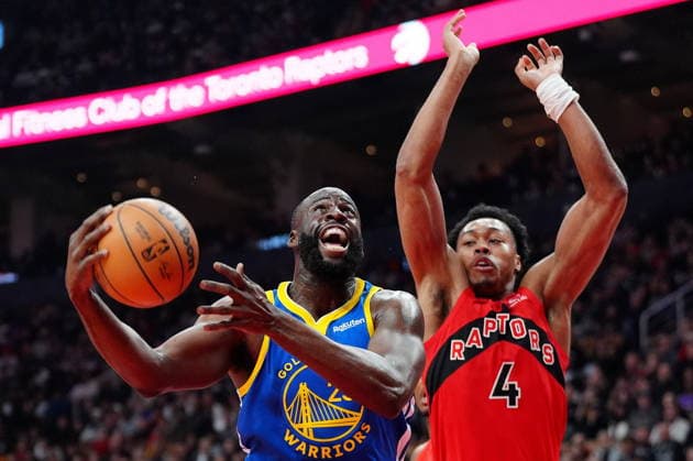 December 28, 2025, Toronto, On, CANADA: Golden State Warriors forward Draymond Green (23) drives to the net past Toronto Raptors forward Scottie Barnes (4) during first half NBA, Basketball Herren, USA basketball action in Toronto, Sunday, Dec. 28, 2025. Canada News - December 28, 2025 - ZUMAc35_ 20251228_zaf_c35_003 Copyright: xFrankxGunnx