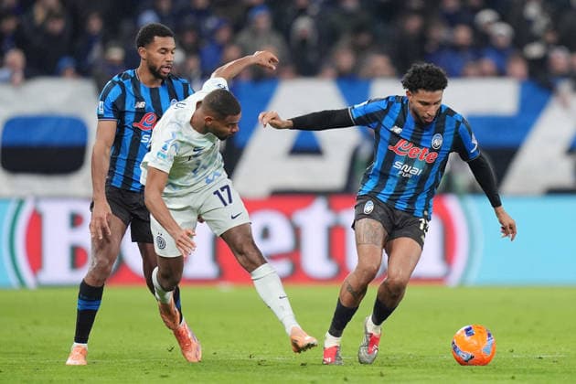 Atalanta s Ederson fights for the ball with Inter Milan s Andy Diouf during the Serie A soccer match between Atalanta and Inter at the New Balance Stadium in Bergamo , north Italy - Sunday , December 28 , 2025. - Soccer .  Copyright: xSpada LaPressex