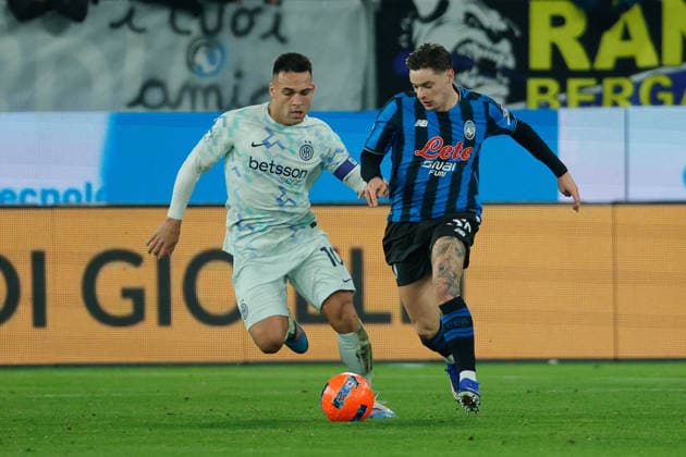 CALCIO - Serie A - Atalanta BC vs Inter - FC Internazionale Nicola Zalewski of Atalanta BC under pressure from Lautaro Martinez of FC Inter during the match of 17th day of the Serie A Championship between Atalanta BC - FC Inter at the New Balance Stadium on 28 December 2025 in Bergamo, BG. during Atalanta BC vs Inter - FC Internazionale, Italian soccer Serie A match in Bergamo, Italy, December 28 2025 Bergamo Italy  Copyright: xIPAxSport ABACAx