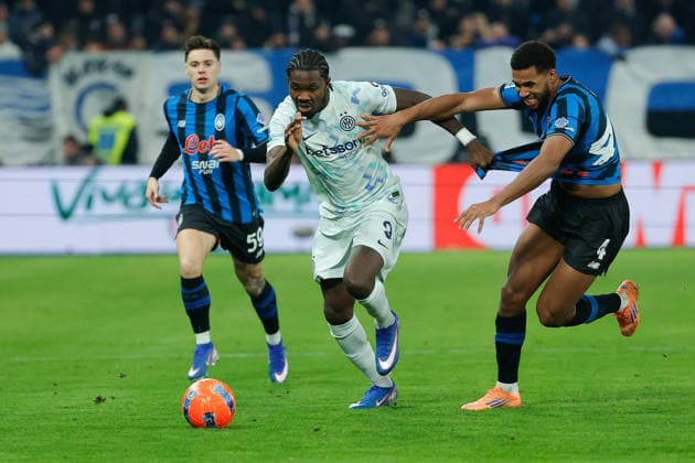 CALCIO - Serie A - Atalanta BC vs Inter - FC Internazionale Marcus Thuram of FC Inter under pressure from Isak Hien of Atalanta BC during the match of 17th day of the Serie A Championship between Atalanta BC - FC Inter at the New Balance Stadium on 28 December 2025 in Bergamo, BG. during Atalanta BC vs Inter - FC Internazionale, Italian soccer Serie A match in Bergamo, Italy, December 28 2025 Bergamo Italy  Copyright: xIPAxSport ABACAx