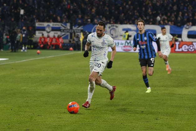 CALCIO - Serie A - Atalanta BC vs Inter - FC Internazionale Hakan Ã?alhano?lu of Inter FC play the ball during Atalanta BC vs Internazionale FC, 17Â° Serie A Enilive 2025-26 game at New Balance arena in Bergamo (BG), Italy, on Dicember 28, 2025. Bergamo Italy  Copyright: xIPAxSport ABACAx