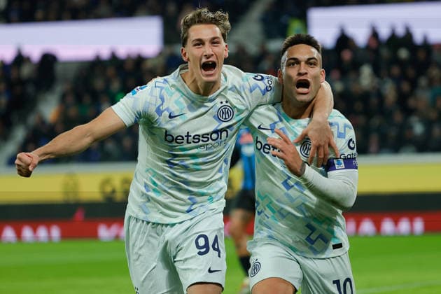 28th December 2025; Gewiss Stadium, Bergamo, Italy, Serie A Football, Atalanta versus Inter Milan; Lautaro Martinez of FC Inter celebrates with Francesco Pio Esposito of FC Inter after scoring goal in the 65th minute for 0-1  EmanuelexPennacchio