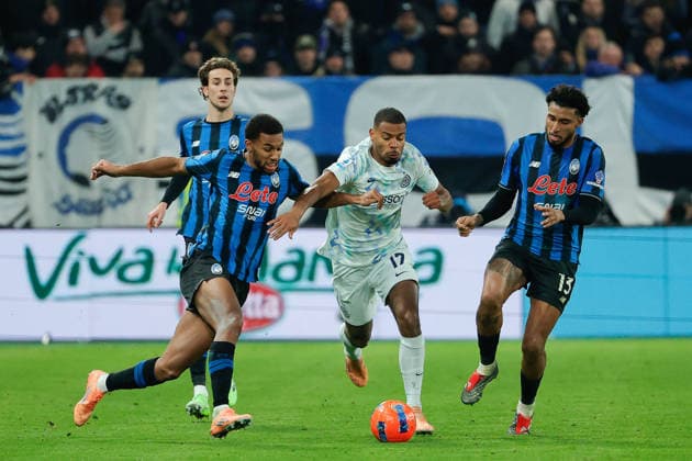 Luis Henrique of FC Inter under pressure from Ederson of Atalanta BC during the match of 17th day of the Serie A Championship between Atalanta BC - FC Inter at the New Balance Stadium on 28 December 2025 in Bergamo, BG. during Atalanta BC vs Inter - FC Internazionale, Italian soccer Serie A match in Bergamo, Italy, December 28 2025  Copyright: xEmanuelexPennacchio IPAxSportx xipa-agency.netx xx IPA_69528914 IPA_Agency_IPA69528914