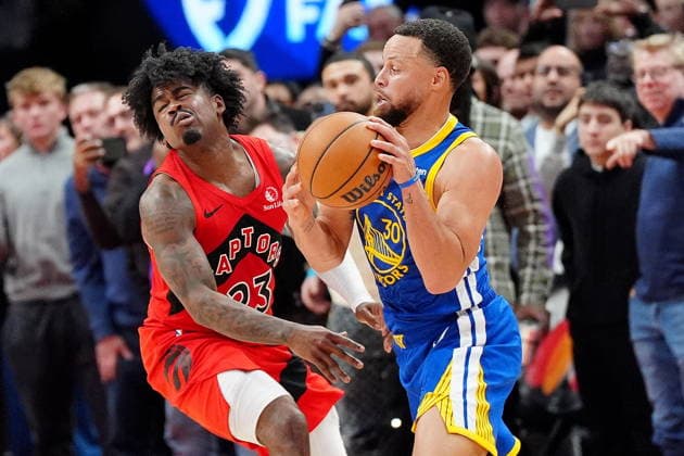 December 28, 2025, Toronto, On, CANADA: Golden State Warriors guard Stephen Curry (30) commits an offensive foul on Toronto Raptors guard Jamal Shead (23) during second half NBA, Basketball Herren, USA basketball action in Toronto, Sunday, Dec. 28, 2025. Canada News - December 28, 2025 - ZUMAc35_ 20251228_zaf_c35_019 Copyright: xFrankxGunnx