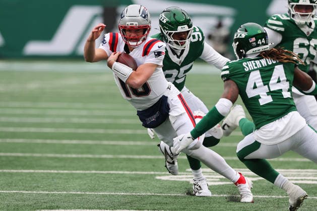 EAST RUTHERFORD, NJ - DECEMBER 28: Drake Maye 10 of the New England Patriots runs with the football during the game against the New York Jets on December 28, 2025 at MetLife Stadium in East Rutherford, New Jersey. (Photo by Rich Graessle Icon Sportswire) NFL, American Football Herren, USA DEC 28 Patriots at Jets EDITORIAL USE ONLY Icon25122821805