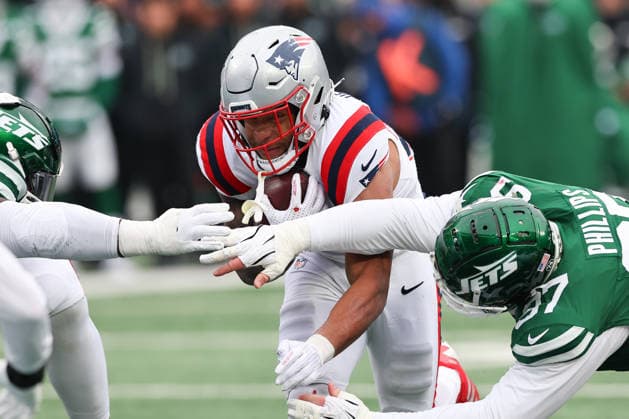EAST RUTHERFORD, NJ - DECEMBER 28: Treveyon Henderson 32 of the New England Patriots runs during the game against the New York Jets on December 28, 2025 at MetLife Stadium in East Rutherford, New Jersey. (Photo by Rich Graessle Icon Sportswire) NFL, American Football Herren, USA DEC 28 Patriots at Jets EDITORIAL USE ONLY Icon25122821816