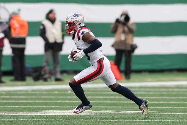 EAST RUTHERFORD, NJ - DECEMBER 28: Stefon Diggs 8 of the New England Patriots runs after the catch during the game against the New York Jets on December 28, 2025 at MetLife Stadium in East Rutherford, New Jersey. (Photo by Rich Graessle Icon Sportswire) NFL, American Football Herren, USA DEC 28 Patriots at Jets EDITORIAL USE ONLY Icon25122821817