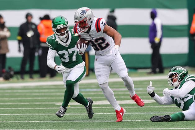 EAST RUTHERFORD, NJ - DECEMBER 28: Treveyon Henderson 32 of the New England Patriots runs during the game against the New York Jets on December 28, 2025 at MetLife Stadium in East Rutherford, New Jersey. (Photo by Rich Graessle Icon Sportswire) NFL, American Football Herren, USA DEC 28 Patriots at Jets EDITORIAL USE ONLY Icon25122821847