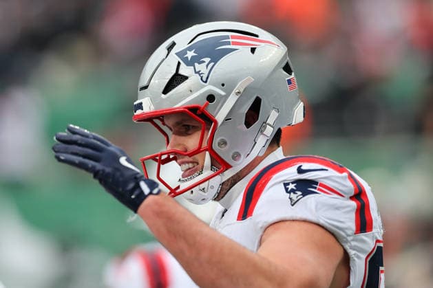 EAST RUTHERFORD, NJ - DECEMBER 28: Hunter Henry 85 of the New England Patriots celebrates after scoring during the game against the New York Jets on December 28, 2025 at MetLife Stadium in East Rutherford, New Jersey. (Photo by Rich Graessle Icon Sportswire) NFL, American Football Herren, USA DEC 28 Patriots at Jets EDITORIAL USE ONLY Icon25122821851