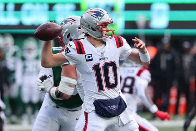 EAST RUTHERFORD, NJ - DECEMBER 28: Drake Maye 10 of the New England Patriots passes during the game against the New York Jets on December 28, 2025 at MetLife Stadium in East Rutherford, New Jersey. (Photo by Rich Graessle Icon Sportswire) NFL, American Football Herren, USA DEC 28 Patriots at Jets EDITORIAL USE ONLY Icon25122821852