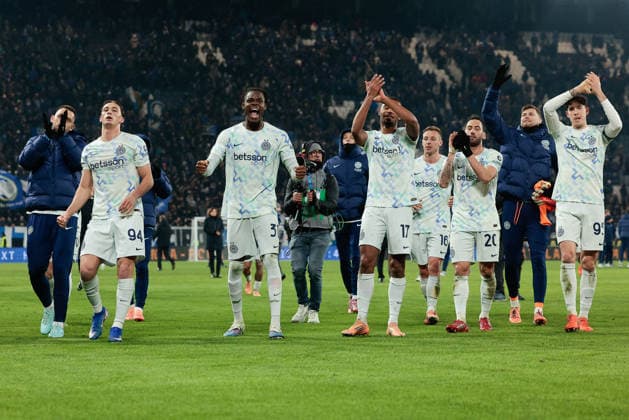 CALCIO - Serie A - Atalanta BC vs Inter - FC Internazionale FC Inter s players celebrate their victory at the end of the match during the match of 17th day of the Serie A Championship between Atalanta BC - FC Inter at the New Balance Stadium on 28 December 2025 in Bergamo, BG. during Atalanta BC vs Inter - FC Internazionale, Italian soccer Serie A match in Bergamo, Italy, December 28 2025 Bergamo Italy  Copyright: xIPAxSport ABACAx