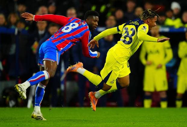 Jefferson Lerma of Crystal Palace fouls Wilson Odobert of Tottenham Hotspur Crystal Palace v Tottenham Hotspur, Premier League, Football, Selhurst Park, London, UK - 28 Dec 2025London Selhurst Park United Kingdom EDITORIAL USE ONLY No use with unauthorised audio, video, data, fixture lists, club league logos or live services. Online in-match use limited to 120 images, no video emulation. No use in betting, games or single club league player publications.  Copyright: xJavierxGarcia Shutterstockx 16213167go