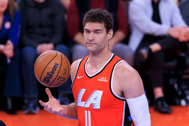 December 28, 2025, Inglewood, California, USA: Brook Lopez 11 of the Los Angeles Clippers reacts after called for a foul during their 2025 NBA, Basketball Herren, USA regular season game against the Detroit Pistons on Sunday December 28, 2025 at Intuit Dome Arena in Inglewood, California. JAVIER ROJAS PI Inglewood USA - ZUMAp124 20251228_zaa_p124_008 Copyright: xJavierxRojasx