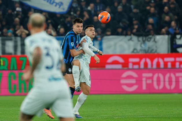 Italian Serie A soccer match Atalanta BC vs FC Inter Berat Djimsiti of Atalanta BC, and Lautaro Martinez of FC Inter during the Italian Serie A soccer match Atalanta BC vs FC Inter at New Balance Arena. Final score Atalanta BC 0:1 FC Inter Bergamo Italy Copyright: xEmanuelexPennacchiox xSOPAxImagesx _PR17412