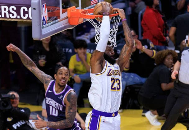 December 28, 2025, Los Angeles, California, USA: LeBron James 23 of the Los Angeles Lakers makes a reverse dunk as DeMar DeRozan 10 of the Sacramento Kings defends during their regular season NBA, Basketball Herren, USA game on Sunday December 28, 2025 at Crypto.com Arena in Los Angeles, California. Lakers lose to Rockets, 96-119. ARIANA RUIZ PI Los Angeles USA - ZUMAp124 20251228_zaa_p124_015 Copyright: xArianaxRuizx