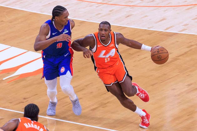 December 28, 2025, Inglewood, California, USA: Ausar Thompson 9 of the Detroit Pistons defends against Kris Dunn 8 of the Los Angeles Clippers during their 2025 NBA, Basketball Herren, USA regular season game on Sunday December 28, 2025 at Intuit Dome Arena in Inglewood, California. JAVIER ROJAS PI Inglewood USA - ZUMAp124 20251228_zaa_p124_018 Copyright: xJavierxRojasx