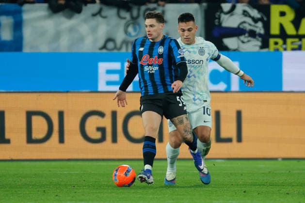December 28, 2025, Bergamo, Italy: Nicola Zalewski of Atalanta BC, and Lautaro Martinez of FC Inter during the Italian Serie A soccer match Atalanta BC vs FC Inter at New Balance Arena..Final score Atalanta BC 0:1 FC Inter Bergamo Italy - ZUMAs197 20251228_aaa_s197_338 Copyright: xEmanuelexPennacchiox