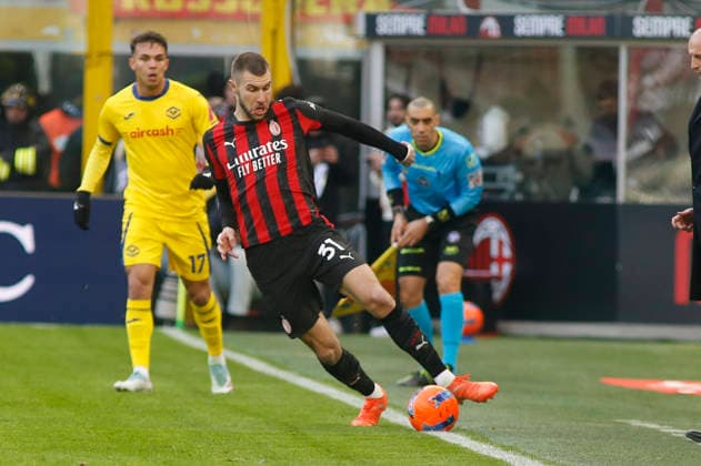 AC Milan v Hellas Verona FC - Serie A Strahinja Pavlovic of AC Milan plays the ball during the AC Milan vs Hellas Verona FC, 17th Serie A Enilive 2025-26 game at Giuseppe Meazza - San Siro stadium in Milano, Italy, on December 28, 2025. Milano Italy  Copyright: xDavidexCasentinix originalFilename:casentini-acmilanv251228_npY05.jpg