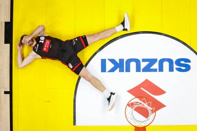 Sport Themen der Woche KW52 Sport Bilder des Tages Sopot 28.12.2025 KOSZYKOWKA ORLEN BASKET LIGA MECZ Energa Trefl Sopot - Energa Czarni Slupsk - - - BASKETBALL POLISH TOP LEAGUE ORLEN BASKET LIGA GAME MATCH Energa Trefl Sopot - Energa Czarni Slupsk NZ Szymon Tomczak , kontuzja injury , FOT. WOJCIECH FIGURSKI 058SPORT NEWSPIX.PL --- newspix.pl 