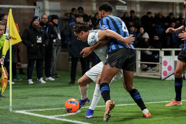 Atalanta v Inter Milan, Serie A football, Bergamo, Italy Bergamo, Italy. 28th, December 2025. Francesco Pio Esposito of Inter Milan and Isak Hien (4) Atalanta seen during the Serie A match between Atalanta and Inter Milan at New Balance Stadium in Bergamo. Italy, Bergamo  Copyright: xGonzalesxPhoto StefanoxNicolix