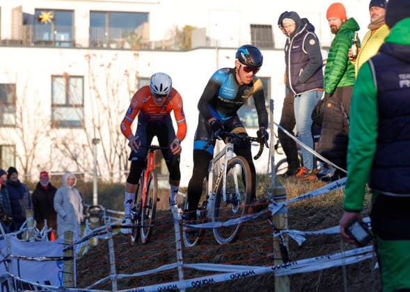 28.12.2025 Radsport Darmstädter Crossrennen an der Radrennbahn hier Rennen Junioren U19 und Elite Männer hier links Raphael Kockelmann (Luxemburg) rechts Startnummer 20 Cyclocross Weltmeister Sascha Starker SSG Bensheim Darmstadt Hessen Deutschland