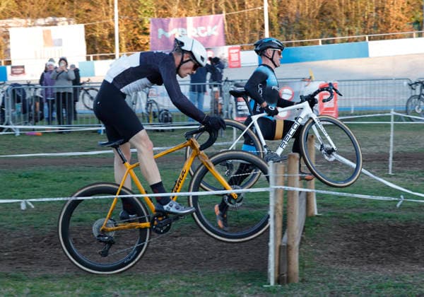 28.12.2025 Radsport Darmstädter Crossrennen an der Radrennbahn hier Rennen Junioren U19 und Elite Männer hier links Startnummer 87 Elias Ray U23m RSV Seeheim rechts Startnummer 20 Cyclocross Weltmeister Sascha Starker SSG Bensheim Darmstadt Hessen Deutschland