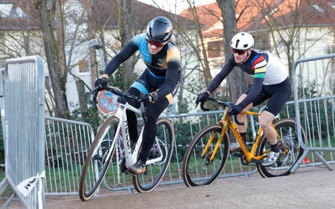 28.12.2025 Radsport Darmstädter Crossrennen an der Radrennbahn hier Rennen Junioren U19 und Elite Männer hier links Startnummer 20 Cyclocross Weltmeister Sascha Starker SSG Bensheim rechts Startnummer 87 Elias Ray U23m RSV Seeheim Darmstadt Hessen Deutschland